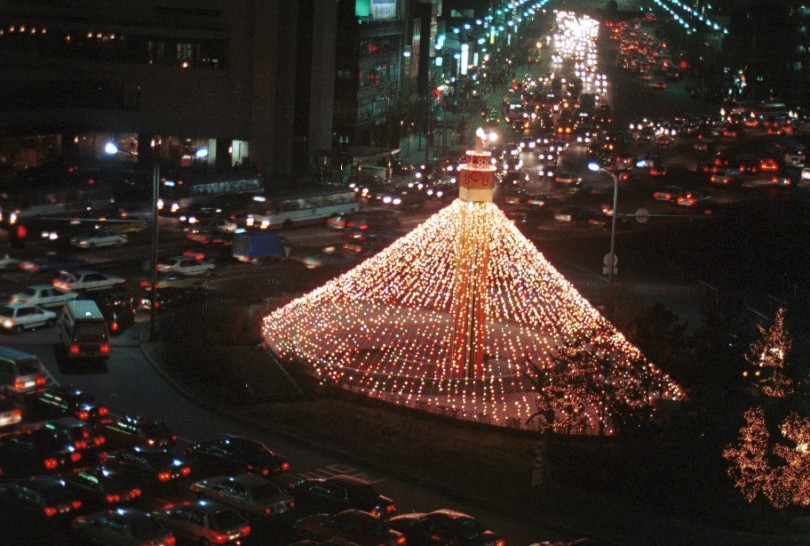한 해를 마무리하는 12월이면 서울 곳곳에 거대한 크리스마스 트리를 볼 수 있다. 서울시청 앞 광장에도 매년 12월에 크리스마스 트리가 세워져 이제는 당연한 듯 보인다. /r/n서울시청 앞 광장에 처음으로 크리스마스 트리가 세워진 것은 정확하지 않으나  1965년 당시 언론에 서울시청 앞 광장에 2600개의 전구로 장신된 20m 높이의 매머드 크리스머스 트리를 세웠다는 기사가 처음으로 등장한다. /r/n이렇게 등장한 서울시청 앞 크리스마스 트리는 매년 이어져 오다가 1973년부터 1979년까지 에너지 절약시책에 따라 7년 동안 자취를 감추었었다. 서울시청 앞에 트리가 재등장한 것은 1980년. 그 후 서울시청 앞 크리스마스 트리는 매년 12월 설치되었다.