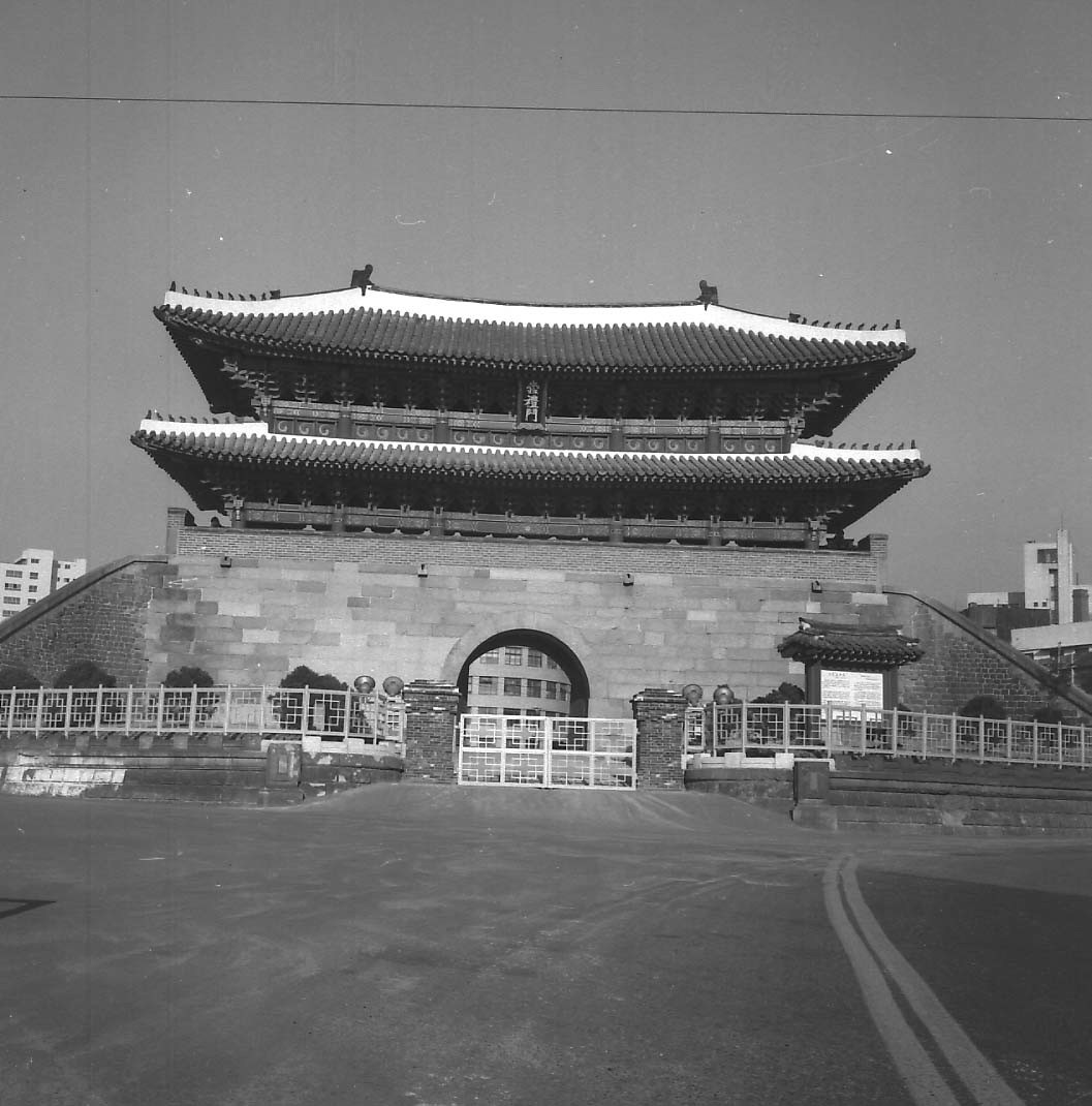 숭례문은 서울 4대문 중 남쪽에 있다하여 남대문으로 불리고 있으며 1962년 국보 1호로 지정되었다. /r/n숭례문은 한국전쟁 당시 파괴가 되었는 데 1961년 5월이 되어서야 남대문의 해체 보수에 착수하여 1963년 5월 준공하였다. /r/n그 후 서울 도심에 위치하여 주변 개발로 도로 중심에 고립되었다 하여 2006년 중앙통로를 일반인에 개방했다가 2008년 2월 방화로 인해 목조 건물 일부와 석축기반을 남기고 2층 누각이 모두 소실된 참사를 겪었다. /r/n그후 5년 뒤인 2013년에 복구되어 시민에게 공개했다.