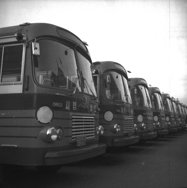 한국전쟁 후 서울이 수복되고, 월남 인구의 서울 집중으로 교통수요가 늘어 서울시에서는 교통난을 해결하기 위한 방안으로 1966년 서울시가 직접 운영하는 시영버스를 운행하였다. 초기에 시영버스는 전차가 운행되지 아니하는 구간에 운행되어 전차에 의존하던 도시 교통이 전차와 시내버스의 2원체제로 변화했다. 1974년 9월 서울시영버스 전량을 공매하면서 시영버스 운행의 막은 내렸다. 버스는 1960년대 이전까지 군용 쓰리쿼터나 20인승의 마이크로 버스가 주였으며 60년대에도 상당수가 9인승 소형버스인 합승이 많았다. 하지만 교통 수요 증가로 38인승으로 개편되면서 버스는 본격적으로 시내 교통을 분담했다./r/n/r/n* 서울행정사(서울시 시사편찬위원회, 1997년) /r/n* 한국의 전통 사회 운송기구(최운식 저, 이화여자대학교출판부, 2007)/r/n* 한국의 육상 교통(최운석 저, 이화여자대학교출판부, 1995)/r/n* 서울육백년사(http://seoul600.seoul.go.kr)