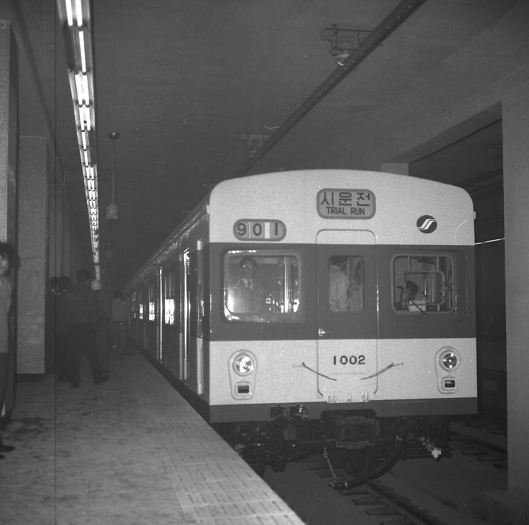 1970년 서울의 심각한 교통난 해소를 위한 항구적 대책인 지하철을 건설하라는 대통령 지시가 떨어졌다. 1971년 지하철 1호선 기공식을 시작으로 1974년에 완공된 1호선은 서울역과 청량리역을 잇는 노선이라 종로선이라고도 불렸다. 지하철 1호선 공사는 국내 초유의 공사였지만 당시 지하철 최단공기 수립, 최소공사비 기록을 세웠다. 부산항을 통해 수입된 최초 전차 6량은 148명, 214명 정원으로 110km까지 속력을 내는 것이었다. 이후 국철이 더해지면서 수도권지역으로 사통팔달 연결되고 이용객이 늘면서 지옥철이라 불리기도 했다. 현재까지 8개 노선과 함께 가장 비중이 큰 대중교통 수단으로 활용되고 있다./r/n/r/n* 서울행정사(서울시 시사편찬위원회, 1997년) /r/n* 서울육백년사(http://seoul600.seoul.go.kr)/r/n* 대한민국경제사(석혜원, 미래의 창, 2012)/r/n* 위키백과(https://ko.wikipedia.org)