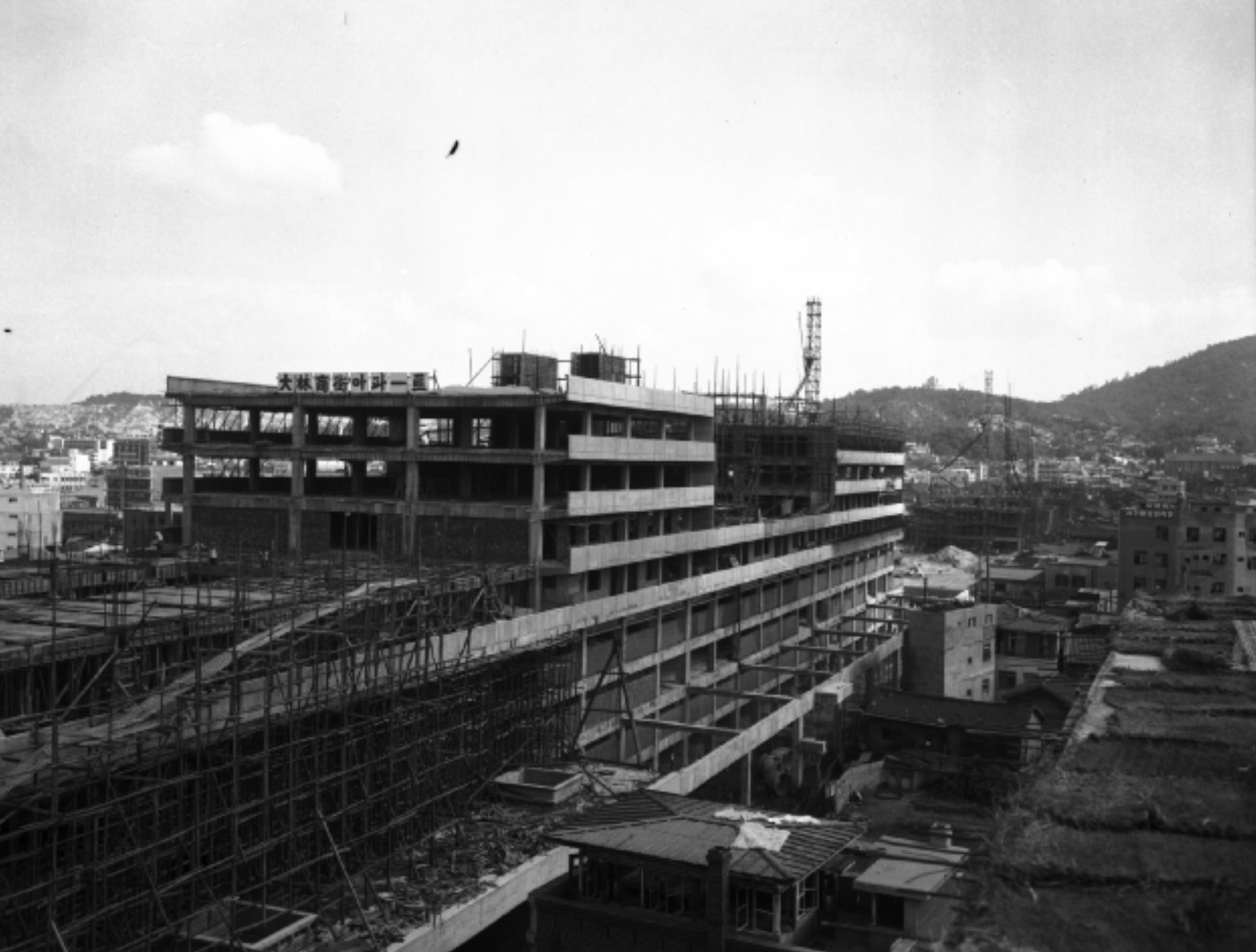 세운상가는 1968년 서울시 종로구에서 만든 약 1km 길이의 대한민국 최초의 주상복합 건물이자 초대형 상가군이다.  '세계의 기운이 이곳으로 모이라' 라는 뜻을 담은 세운상가는 일종의 입체도시를 만들고자 했던 거창한 계획에서 출발하였으나 각 건설사별로 건물을 따로 짓는 바람에 그 계획은 사실상 무산되었다. 완공된 세운상가군은 아파트도 흔치 않은 당시 최고의 시설을 자랑했기 때문에 큰 인기를 끌었으나 1980년대를 거치면서 점점 슬럼화되기 시작했고, 지금은 애물단지 수준으로 전락했다. 한편 세운상가는 용산 전자상가(1987년)가 들어서기 이전까지 각종 전자제품과 컴퓨터 및 컴퓨터 부품 등을 취급하던 곳으로 유명했었다. /r/n/r/n* 서울 도시계획 이야기 1(손정목 저, 한울, 2003)/r/n* 나무위키(https://namu.wiki)
