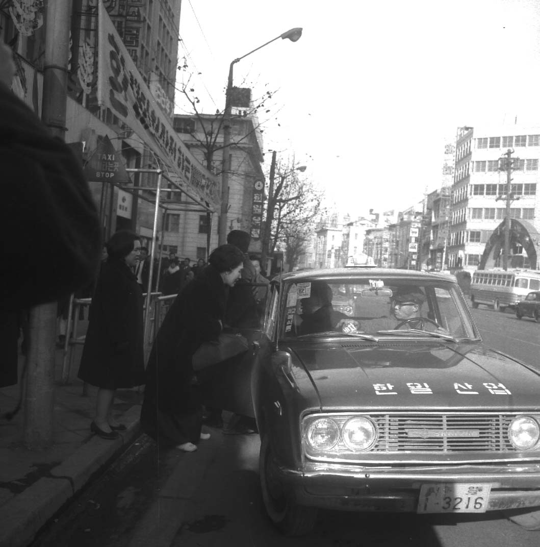 1912년 서울에 처음으로 등장한 택시는 1950년대에는 미군의 지프차를 개조해 만든 시발택시가 인기였다. 1956년 개인택시 면허제가 시작되고, 1970년 서울에 콜택시가 처음으로 등장했다. 1972년 김포공항을 이용하는 승객 편의를 위해 처음으로 공항택시가 생겨났으며, 1979년에 서울지역에 1,250대의 호출택시가 등장해 고급택시로서 외국 관광객 수송에 기여했다. 그리고 서울올림픽 개최를 앞둔 1988년 4월 중형택시제도가 도입됐고, 1992년 12월에는 개인택시를 확대한 모범택시가 등장했다./r/n/r/n* 서울행정사(서울시 시사편찬위원회, 1997년)/r/n* 한국의 전통 사회 운송기구(최운식 저, 이화여자대학교출판부, 2007)/r/n* 한국의 육상 교통(최운석 저, 이화여자대학교출판부, 1995)/r/n* 서울육백년사(http://seoul600.seoul.go.kr)