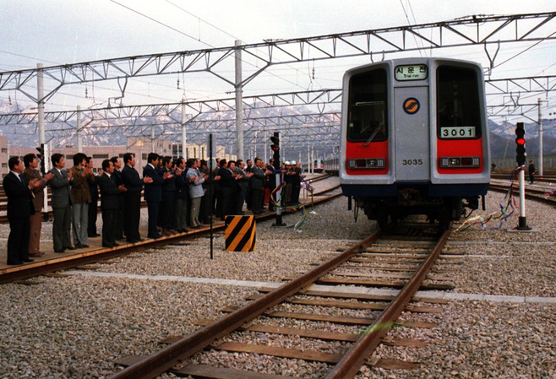 지하철 3호선은 지하철 2호선의 역할을 높이고 이용률 증대를 위해 지하철 4호선과 함께 도심을 방사형으로 관통하는 노선으로 계획 건설되었다. 3호선은 서북쪽에서 동남쪽으로, 4호선은 동북쪽에서 서남쪽으로 관통하는 형태가 된 것이다. 1985년 7월 12일 구파발역~독립문역 구간이 처음 개통되었으며 이후 1985년 10월 18일 독립문역~양재역, 1990년 7월 13일 지축역~구파발역, 1993년 10월 30일 양재역~수서역, 2010년 2월 18일 수서역~오금역 구간이 개통되었다./r/n/r/n* 서울행정사(서울시 시사편찬위원회, 1997년) /r/n* 서울육백년사(http://seoul600.seoul.go.kr)/r/n* 한국향토문화전자대전(http://www.grandculture.net) /r/n* 위키백과(https://ko.wikipedia.org)
