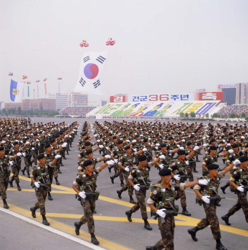 1950년 10월 1일은 한국군이 남침한 북한군을 반격한 끝에 최초로 38선을 돌파한 날로서, 이 날의 의의를 살리기 위하여 국군의 날로 지정하였다. 국군의 날은 1956년에 정식 국가 기념일으로 제정되어 1976년부터는 공휴일이 되었으나 1990년 공휴일에서 제외되었다. 이날에는 육군·해군·공군·해병대 및 육군사관학교, 해군사관학교, 공군사관학교, 육군3사관학교, 국군간호사관학교 생도들의 사열과 시가행진 등의 각종 기념행사가 열리기도 한다. 하지만 남북관계와 국제여건의 변화에 따라 이러한 기념행사의 규모도 신축적으로 하고 있다. /t/r/n/r/n* 한국민속대백과(http://folkency.nfm.go.kr) /r/n* 한국민족대백과(http://encykorea.aks.ac.kr) /r/n* 두산백과(http://www.doopedia.co.kr)