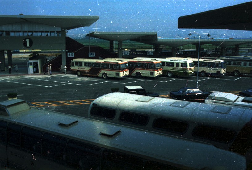 서울시민들이 흔히 말하는 강남고속버스터미널은 반포동에 있는 서울고속버스터미널을 말한다. 1975년 당시 서울시는 도심 집중을 완화하고 강남을 개발하기 위해 종합버스터미널 계획을 세우고, 1977년 도심에 산재해 있던 고속버스 터미널을 반강제로 이곳에 이전시켰다.  그 전까지만 해도 광주·중앙·동부·한일·천일고속은 동대문터미널에서, 그레이하운드·한진·동양고속은 서울역 앞에서, 삼화고속은 종로2가에서, 유신고속은 초동에서, 충청도·전라도 행 시외버스는 용산역 앞에서 출발하였다. 현재 쓰이고 있는 삼각형 모양의 건물은 1979년 신축 계획을 확정하여 건설하기 시작해 하차장은 1980년에, 본관은 1981년에 완공되었다./r/n/r/n* 서울고속버스터미널(http://www.exterminal.co.kr)/r/n* 한국민족대백과(http://encykorea.aks.ac.kr) /r/n* 두산백과(http://www.doopedia.co.kr)/r/n* 위키백과(https://ko.wikipedia.org)