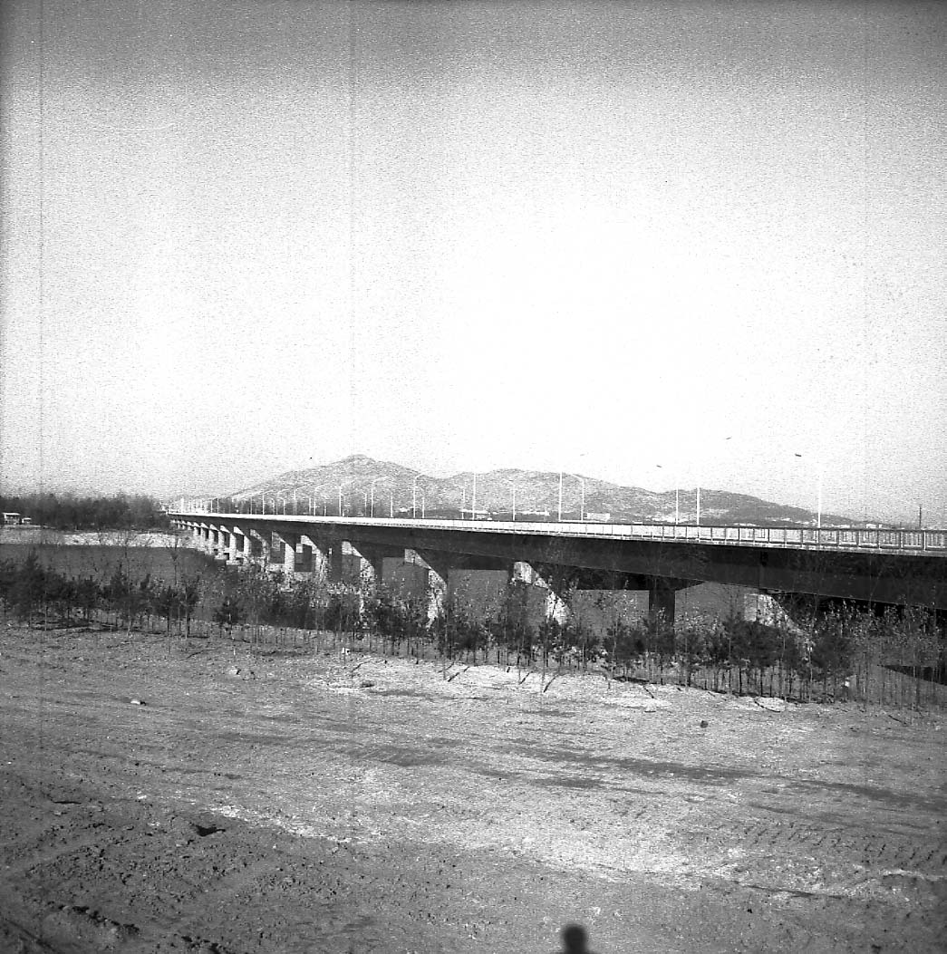 용산구 한남동에서 강남구 신사동을 연결하는 교량이다. 제3한강교는 서울과 부산을 연결하는 경부고속도로 진입 역할을 하는 다리로서 경부고속도로 계획과 더불어 착공된 한강 위의 4번째 교량이다. 건설 당시에는 제3한강교라 불렀으나 1985년 한강종합개발사업으로 한강 위에 놓인 다리 이름을 정리하면서 한남대교로 바꾸었다. 1966년 1월 19일에 착공하여 4년만인 1969년 12월 25일에 완공하였다. 한남대교는 서울 강남지역의 대규모 개발시대를 열게 한 중요한 다리이다./r/n/r/n* 서울지명사전(서울시 시사편찬위원회, 2009)