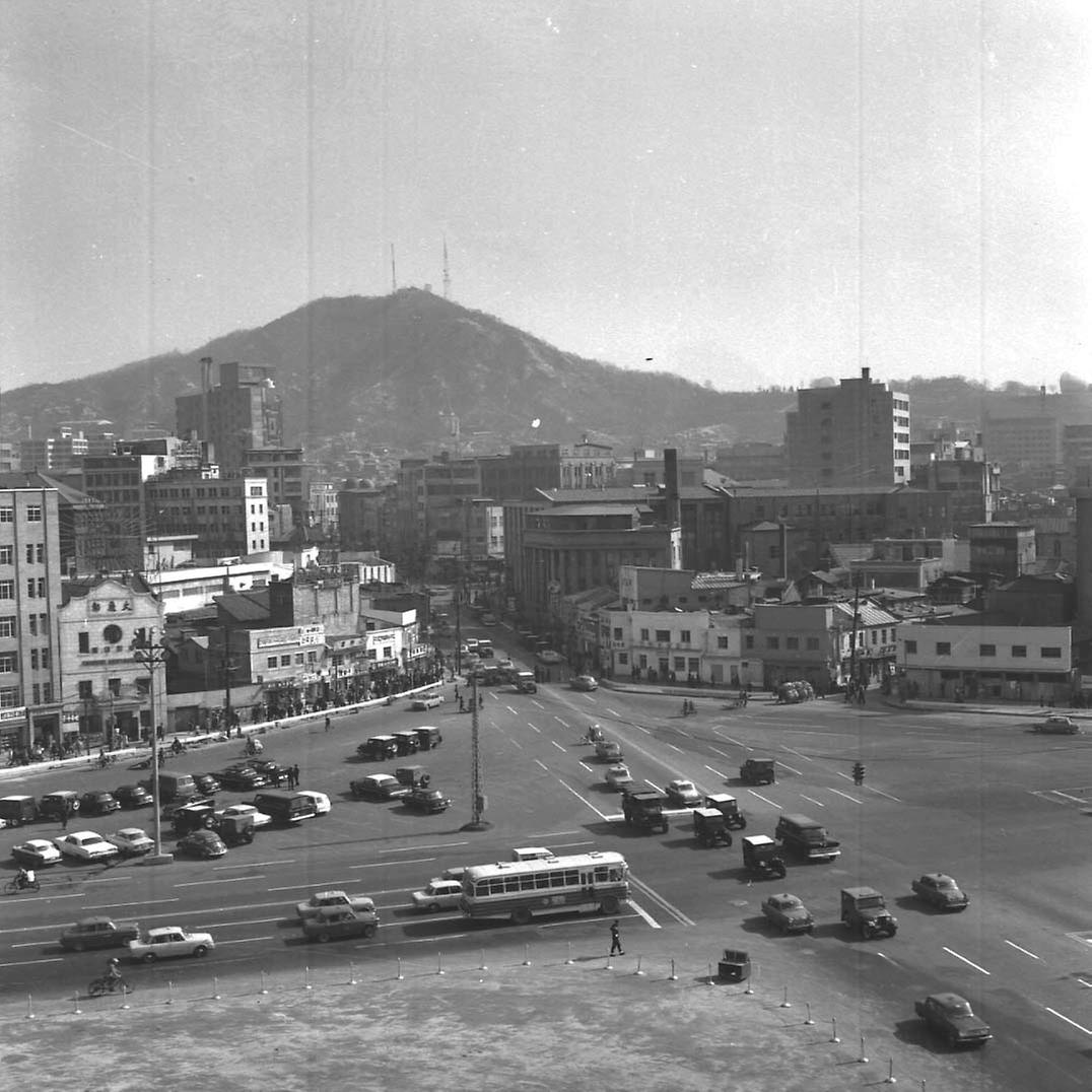 서울시청 앞 광장과 도로 전경