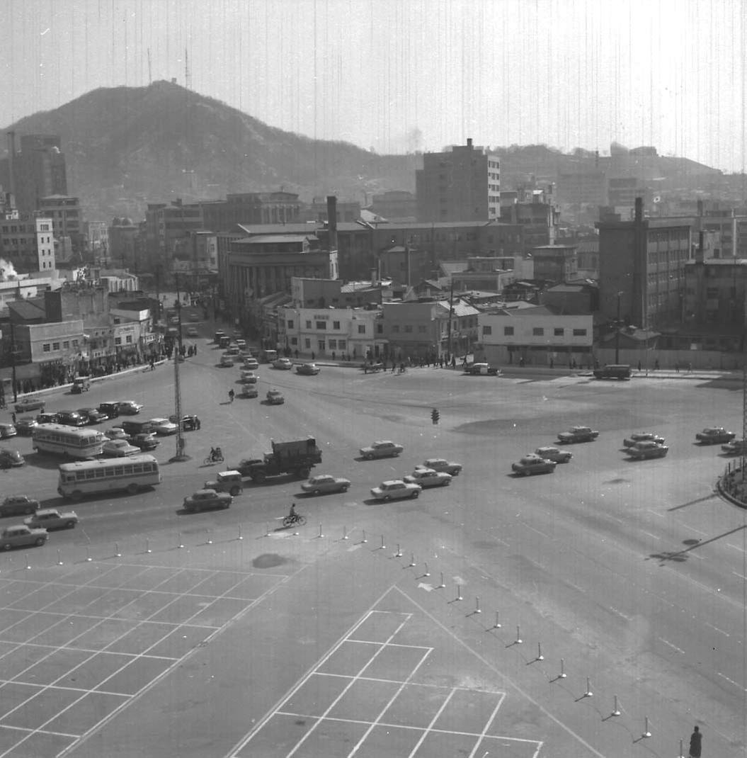 서울시청 앞 광장과 도로 전경