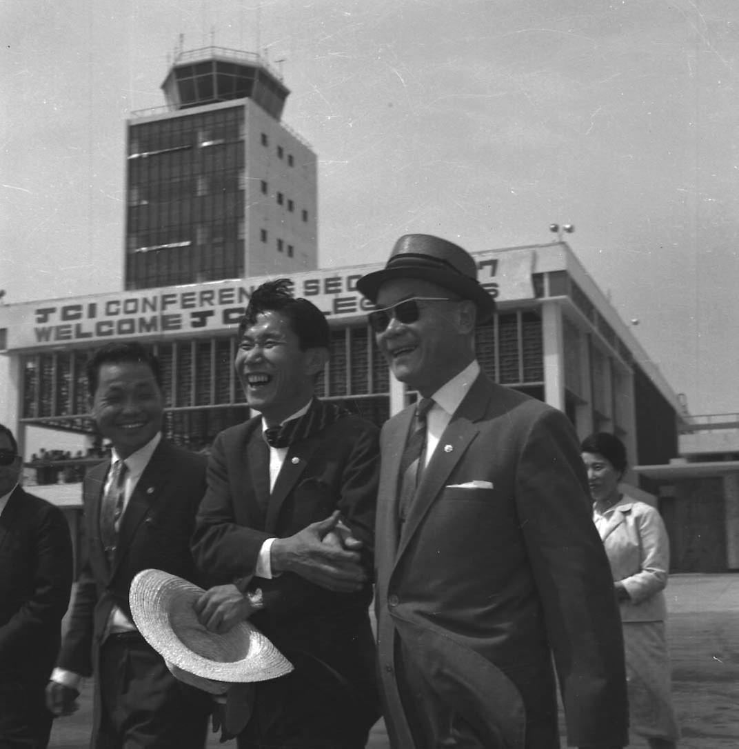 대북시장 출국