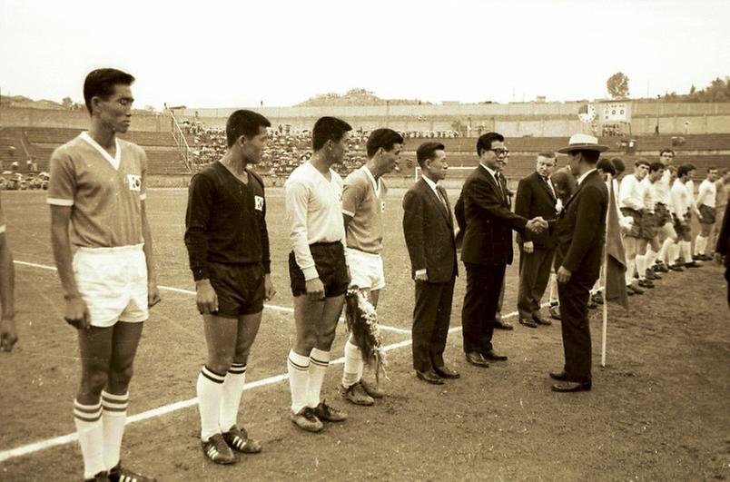 김현옥 서울시장, 한·영 축구경기 시구