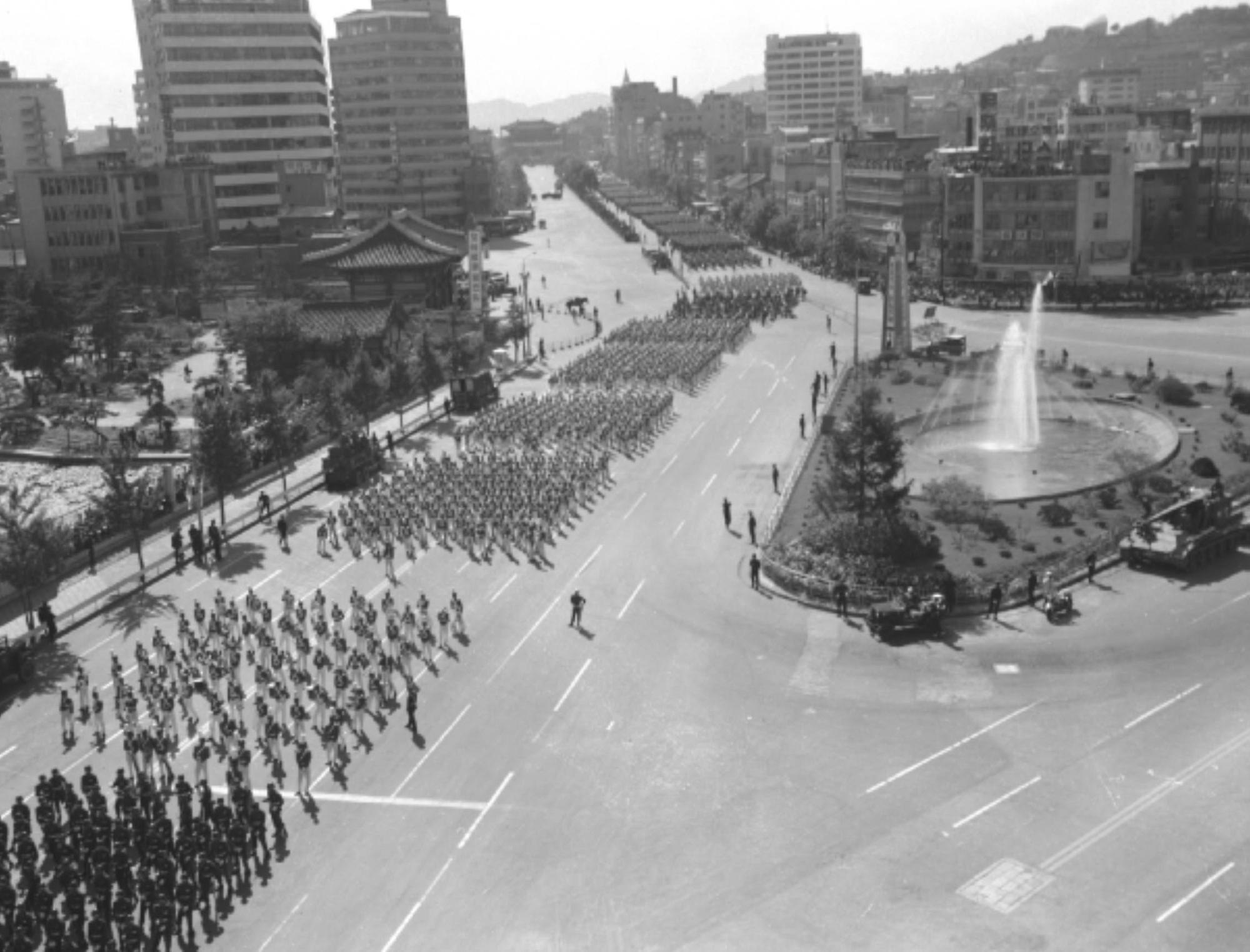 국군의 날 17주년 시가행진