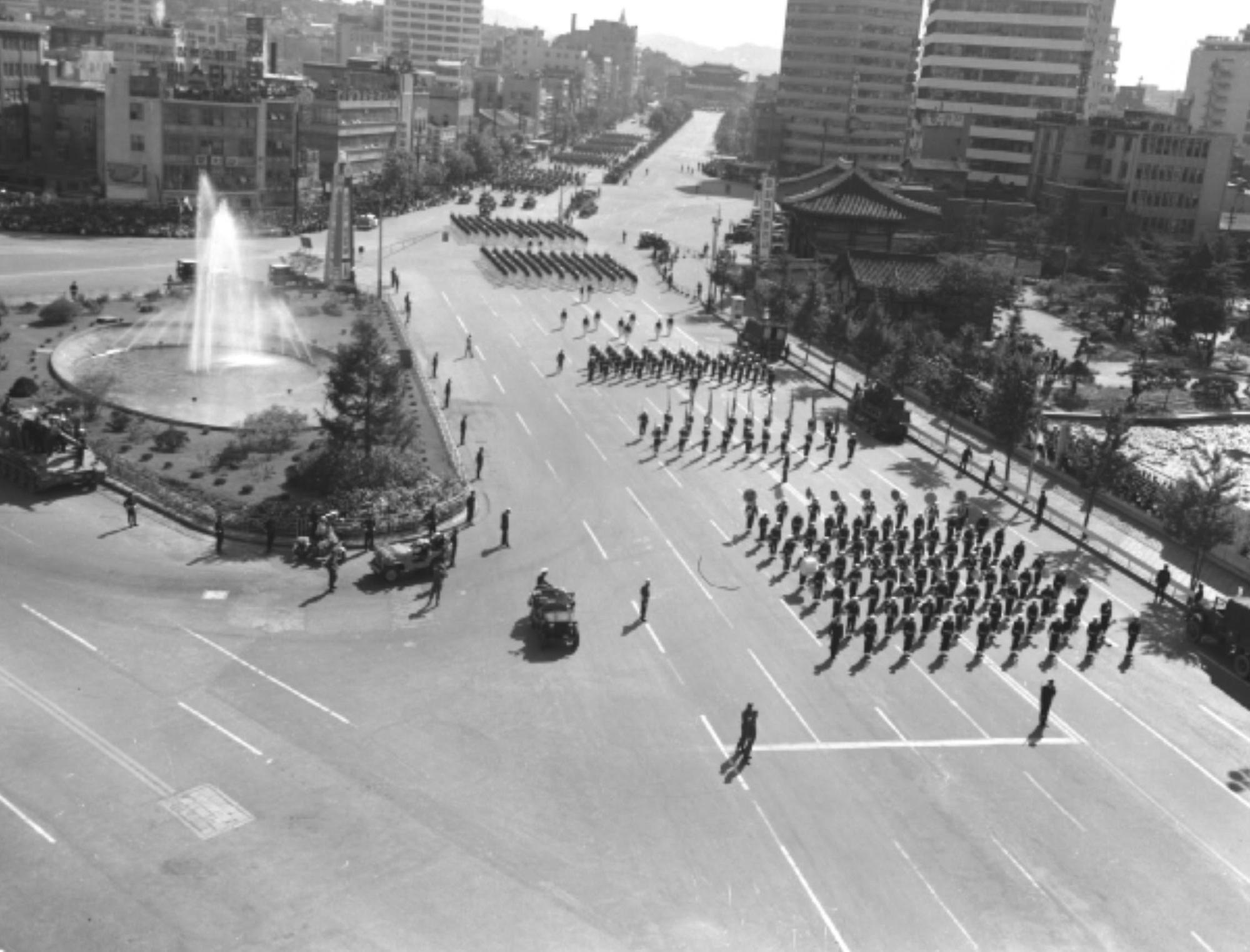 국군의 날 17주년 시가행진