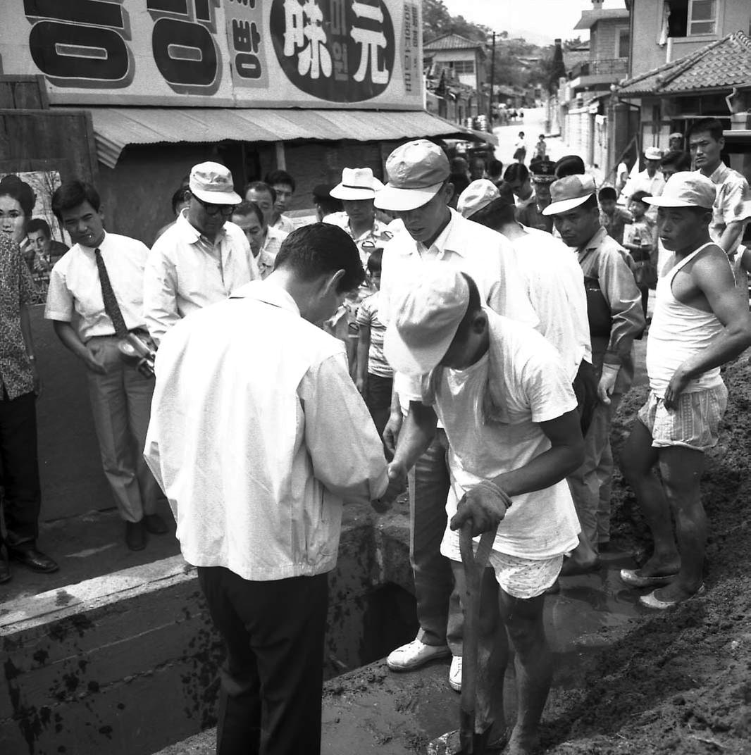 김현옥 서울시장, 수해지구 시찰