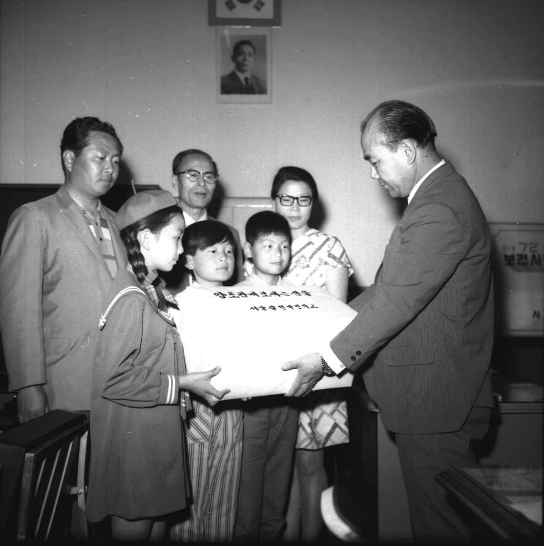 갈현 국민학교, 시립양로원 물품기증