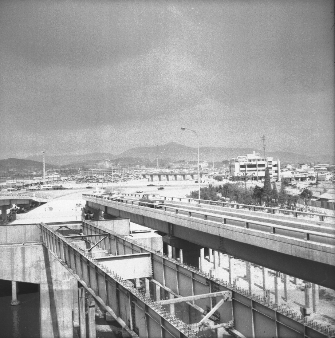 1972년 서울시내 다리 공사현장 전경