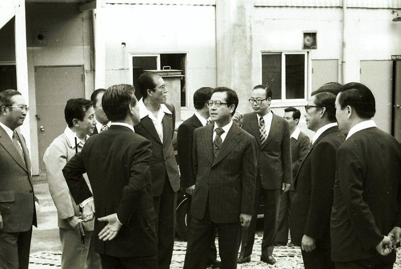 김종필 국무총리, 시민회관 공사 현장 시찰