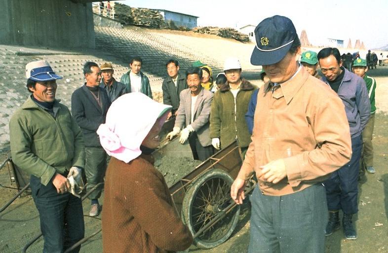 구자춘 서울시장, 월릉교 노임소득 사업장 시찰