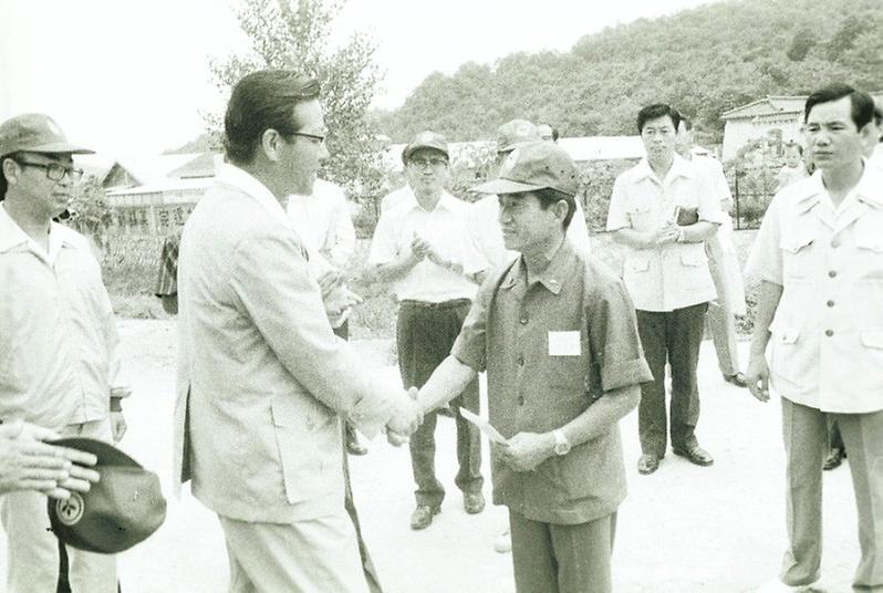 김종필 국무총리, 신흥마을 시찰