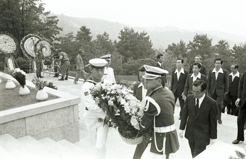 구자춘 서울시장, 故 육영수여사 묘지 참배및 사진전 관람