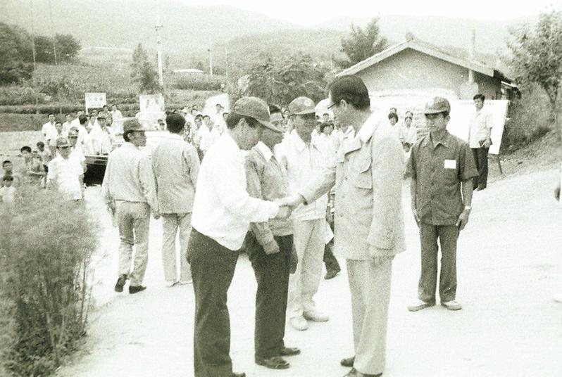 김종필 국무총리, 신흥마을 시찰