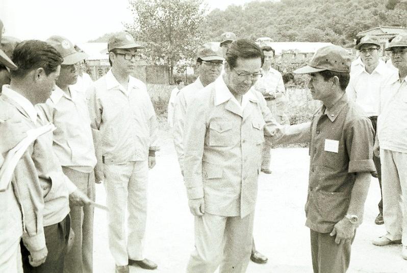 김종필 국무총리, 신흥마을 시찰