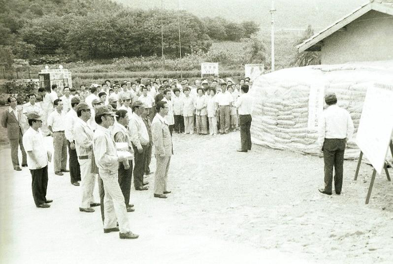 김종필 국무총리, 신흥마을 시찰