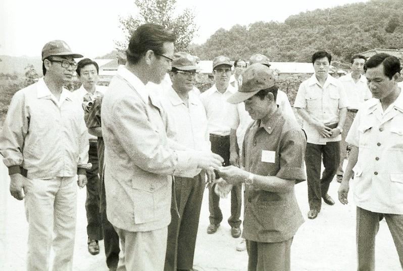 김종필 국무총리, 신흥마을 시찰