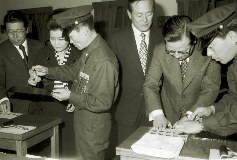 김종필 국무총리, 신당4동 시찰