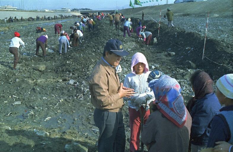 구자춘 서울시장, 월릉교 노임소득 사업장 시찰