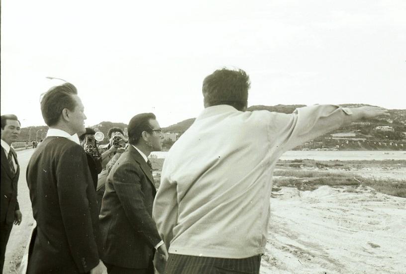 김종필 국무총리, 천호지구 공사 현장 시찰