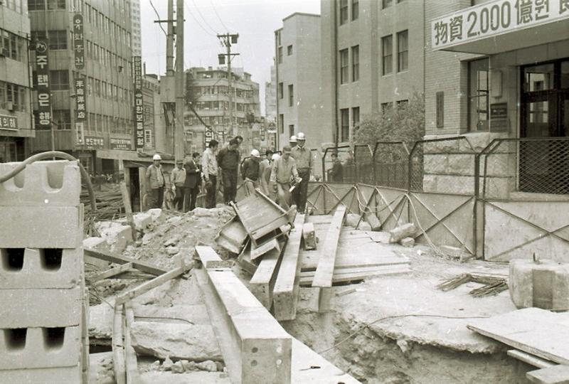 구자춘 서울시장, 소공동 지하도 공사 현장 시찰