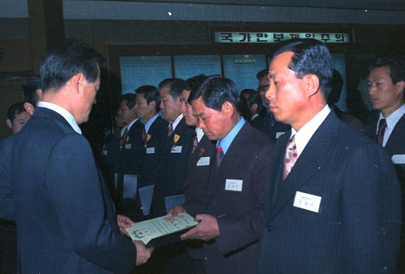 우수공무원 훈장 및 표창장 수여