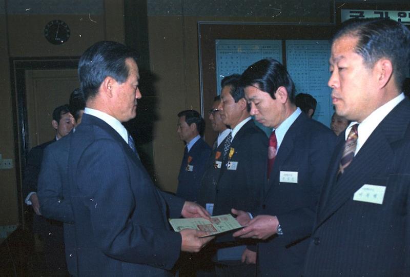 우수공무원 훈장 및 표창장 수여