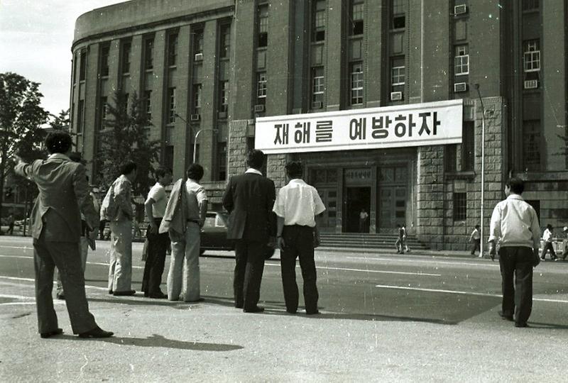 구자춘 서울시장, 소공동 지하도 공사 현장 시찰