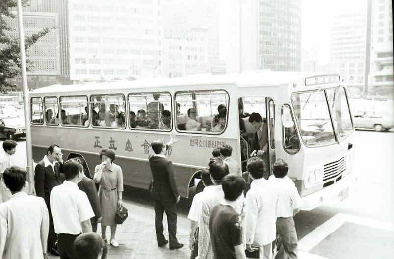 구자춘 서울시장, 정립학교 학생 성금 전달