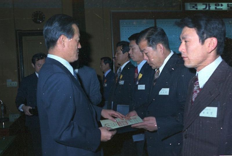 우수공무원 훈장 및 표창장 수여