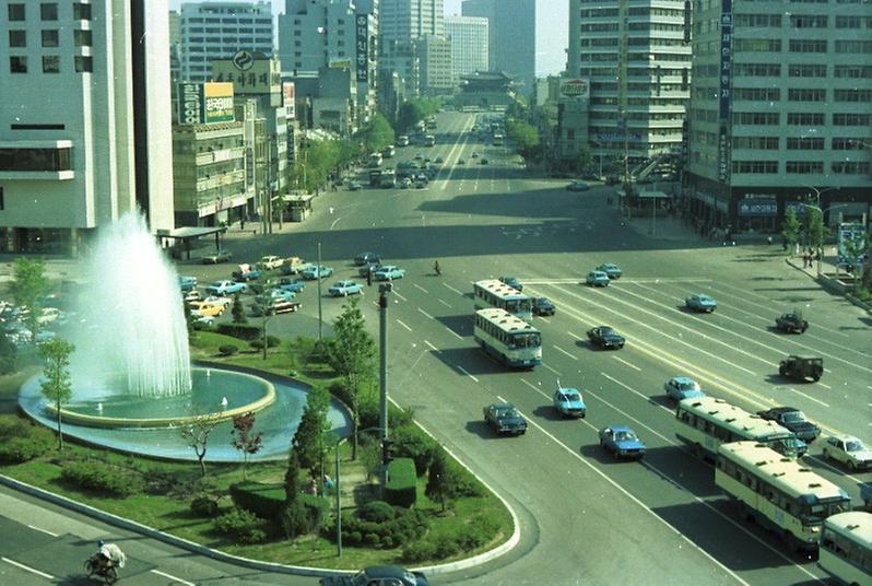 서울시청 앞 녹지와 도로 설경