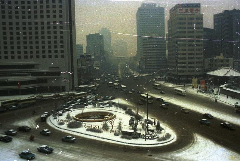 서울시청 앞 녹지와 도로 설경