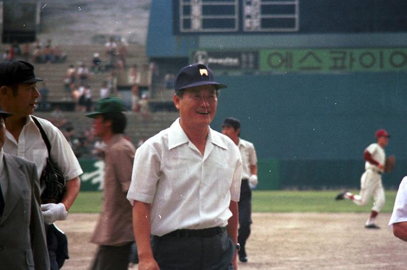 구자춘 서울시장, 대통령배 전국 고교야구 대회 시구