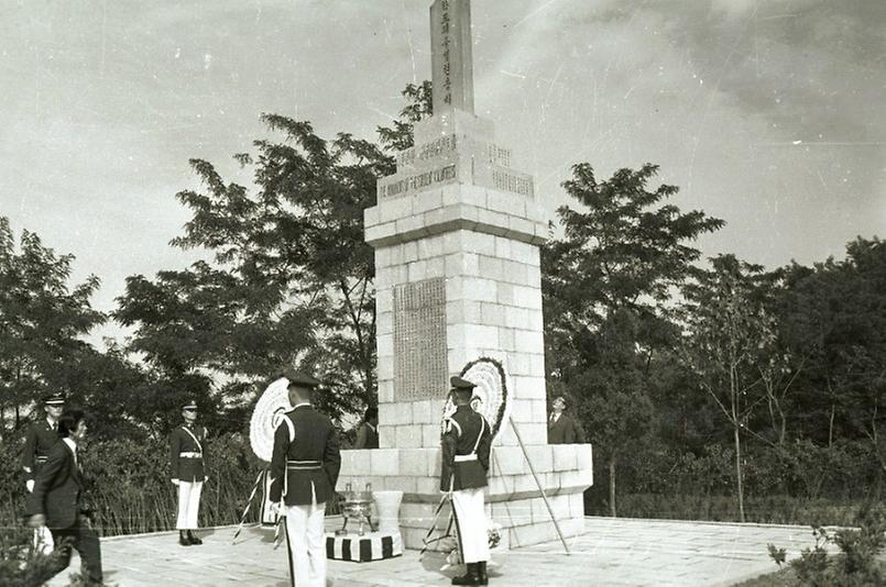 학도의용병 현충비 분향