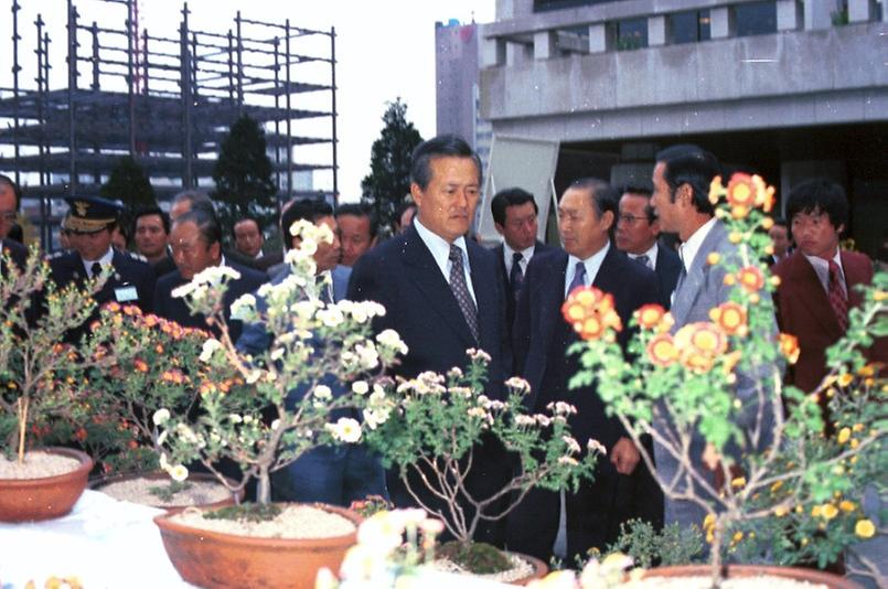 구자춘 서울시장, 국화품종 전시 시찰