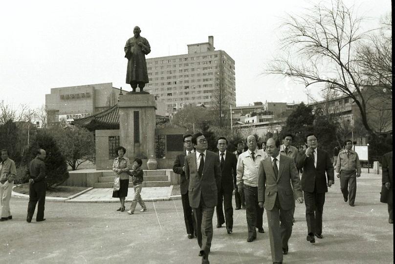 정상천 서울시장, 파고다공원 시찰