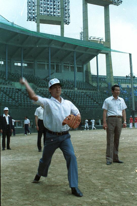 박영수 서울시장, 서울 특별시장기 쟁탈 야구대회 시구