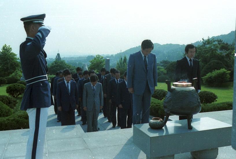 현충일에 앞서 전두환대통령 내외, 국립묘지 참배