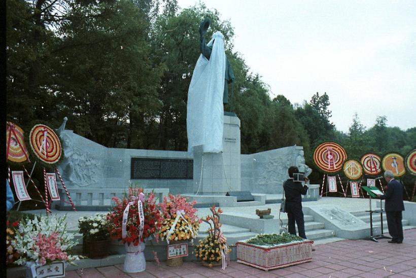 서울 어린이대공원에서 송진우 선생 동상 제막식 거행