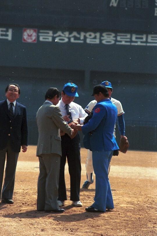 염보현 서울시장, 프로야구경기 시구