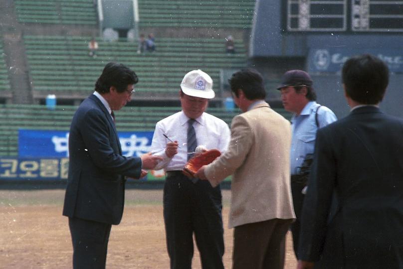 염보현 서울시장, 고교야구경기 시구