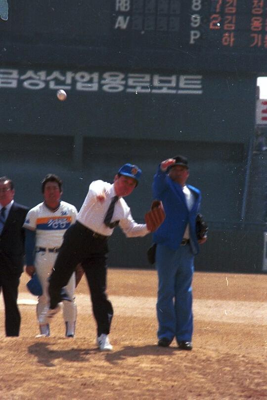 염보현 서울시장, 프로야구경기 시구