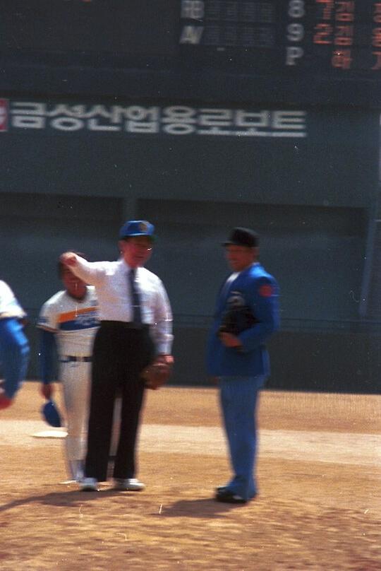 염보현 서울시장, 프로야구경기 시구