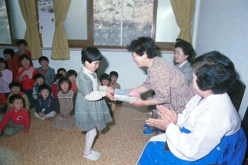 키시 사카에 오사카 지사 부인, 보육원 방문